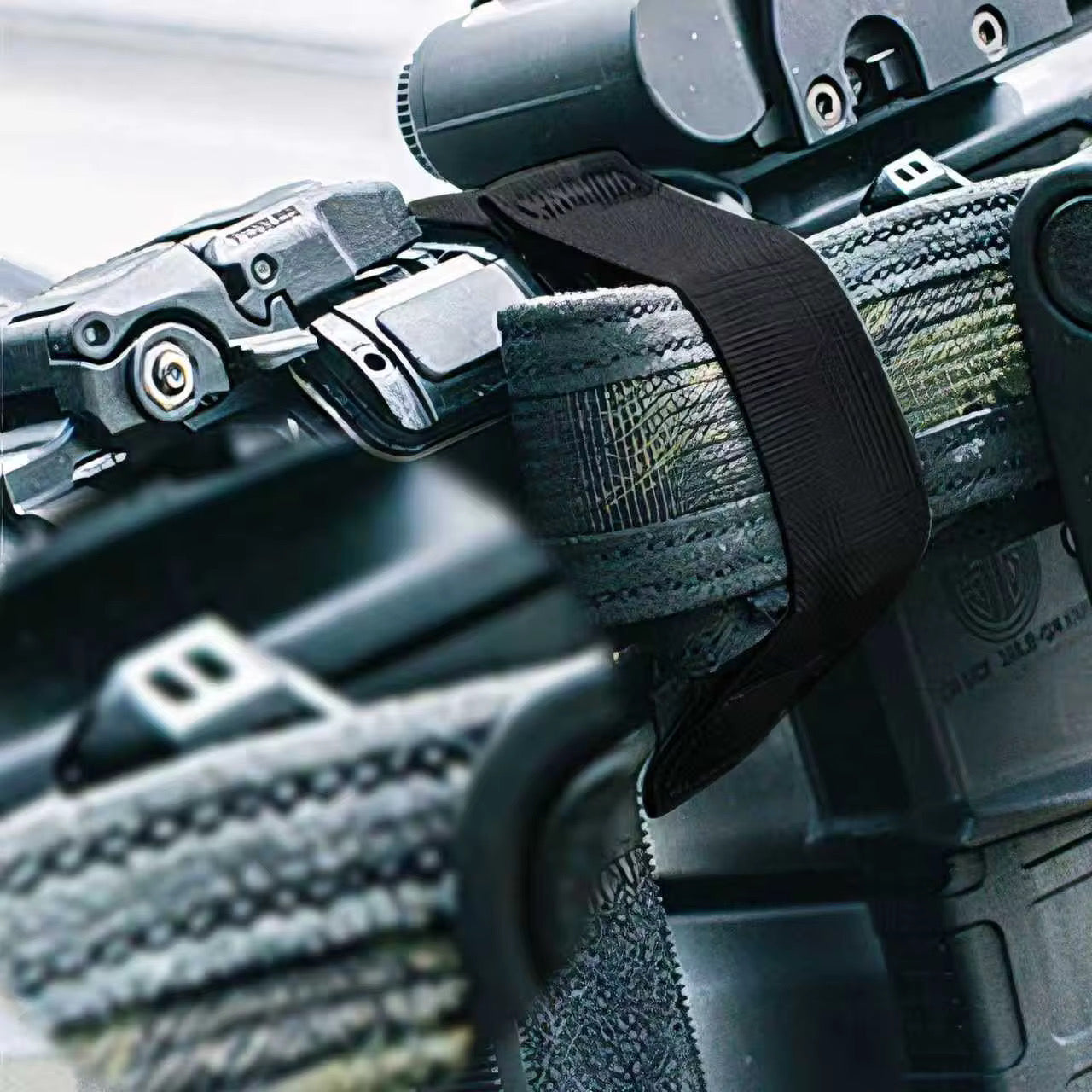 Magnetic Retaining Strap